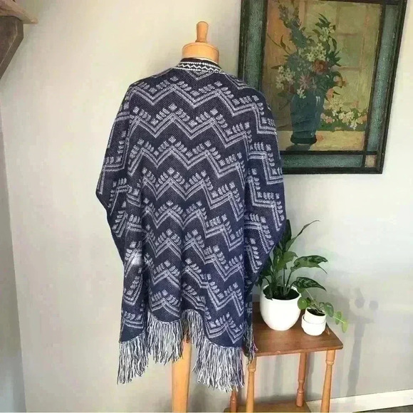 New Directions Women Weekend Navy and Ivory Sweater Cape with fringe size XL NWT - Picture 5 of 12